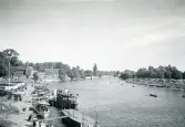 Floden Themsen som flyter precis intill Hampton Court Palace, England 1947(enligt text i album).
