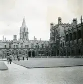 Innergården Tom Quad vid Christ Church College vid Oxford universitetet, 1947 (enligt text i album)