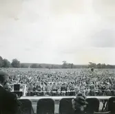 Churchill håller tal inför åhörare vid Blenheim Palace i Woodstock, England, augusti 1947 (enligt text i album).