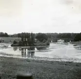 Grand Bridge som sträcker sig över sjön vid Blenheim Palace i Woodstock, England 1947 (enligt text i album).