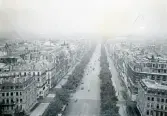 Avenue des Champs-Elysees i Paris, Frankrike 1947 (enligt text i album).