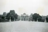 Triumfbågen i Paris 1947 (enligt text i album).