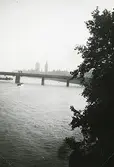 London med Westminster bridge i bakgrunden 1948 (enligt text i album).