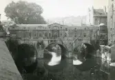 Pulteney Bridge i staden Bath 1948 (enligt text i album).