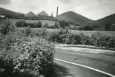 Wales 1948 (enligt text i album). Bilden visar troligen ett kolgruveområde i bakgrunden med slagghögar av gruvavfall som ser ut som berg, under efterkrigstiden. (källa: Wikipedia)