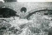 Cenarth-bron i Wales 1948 (enligt text i album). Bengt Hultin sitter i brocirkeln.