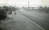Cykel mellan England-Irland (enligt text i album). Militära föremål till vänster i bild, troligen är detta i England innan de har cyklat över till Irland.