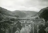 Glendalough, en känd dal på Irland, med klosterruiner 1948 (enligt text i album).