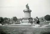 Gower Memorial i Straford-upon-Avon, England 1948 (enligt text i album). Kulturminnesmärkt bronsstaty av dramatikern och poeten William Shakespeare.