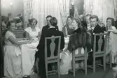Från Jonas och Sivs bröllop. Champagne har serverats som synes (enligt text i album). Text baksida kort: 