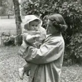 Marianne med dotter, midsommar 1950 (enligt text i album).