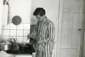 Lennart Ståhl lagar frukost (enligt text i album).