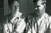 Bengt Hultin och Lennart Ståhl klädd i pyjamas (enligt text i album).