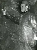 Bengt Hultin i Strömhagsgruvan i Vattholma, 37 m. nivån, sept. 1952 (enligt text baksida kort).