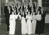 Tioårsjubileét av studentexamen den 16/5 1945. Fr.v. 1:a raden: Birgit Bergman f. Johansson, Gunvor Öjemo f. Wingstedt, Marianne Rainer f. Berggren, Kerstin Malmqvist f. Nyblom, Valborg Berge f. Normark, Gisela Tillman f. Lindblom. 2:a raden: Ove Dahlström - löjtnant, Bruno Holmer - tjänsteman, Jon-Gunnar Jardal - löjtnant, Lennart Ståhl - tjänsteman, Sten Löfgren - ingenjör, Rune Lundström - civilingenjör, Åke Karlbom - löjtnant. 3:e raden: Bertil Ekblom - tandläkare, Hans-Olof Trång - löjtnant, Birger Magnusson - ingenjör, Bengt Hultin - journalist, Ture Aldén - bitr. stadsfiskal, Bengt Norlén - landstingsdir-ass. Överst: Harald Åberg - lantmätare, Ingemar Larsson - löjtnant, Leif Rainer - revisor, Anders Blix - ingenjör, John-Erik Nyberg - reklamchef, Sture Tillman - leg.läkare.