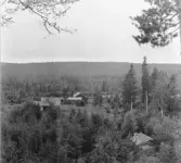 Idre. Hällsjön. Gård, smedjan i högra hörnet.

