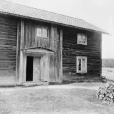 Stora Skedvi. Bondänge i Arkhyttan, manbyggnad. Blybågar i övre fönstren.