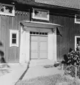 Stora Skedvi. Ansta. Lassans gård, portal på ena flygeln. 1927.