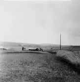 Stora Skedvi. Djupdalen. Backgården. Norshyttan i Hedemora i bakgrunden. 1927.
