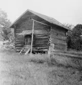 Stora Skedvi, Tyskbo. Härbre med sexkantsknutar och gamla beslag. 1927.