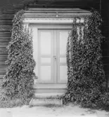 Stora Skedvi. Portal och hus av timmer, Hindes i Dyviken. 1927.