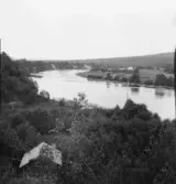 Gagnef. Älven vid Rista. Skvaltkvarn i förgrunden, By i bakgrunden. 1920.