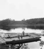 Gagnef. Färjan vid Nysäl och före detta färjkarlen Anders Nordlund. 1920.