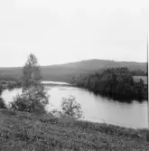 Gagnef. Från Lindan, Björkaberget i bakgrunden ovan Ljurforsen. 1920.