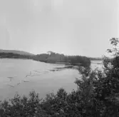 Gagnef. Älvmötet från Djurås. Västerdalälven till vänster. Österdalälven till höger. Sjukstugan i bakgrunden. 1912.