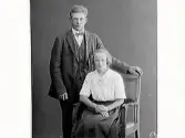 Porträtt av en ung man och kvinna. Robert Andersson, Kornarp 8, Ätran, beställde bilderna och är troligen själv med.
