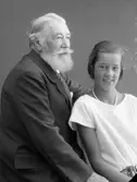 Tre bilder av konsul Robert C Jobson med en flicka, högst troligt ett av sina barnbarn. Sönerna Donald och William hade båda döttrar vid den här tiden. Williams tre barn föddes i Utansjö, Högsjö (nuvarande Härnösands kommun) där han var anställd som ingenjör vid Utansjö sulfitfabrik.