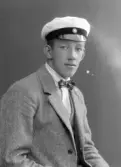 Porträtt av en manlig student, beställt av konsul Robert Jobson i Varberg. Sannolikt ett av hans barnbarn, möjligen Arthur Jobson f. 1910, son till Donald och Anna Jobson. Barnbarnet Karl Richard Gray f. 1908, son till William 
