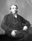 Avfotograferat äldre porträtt av en man beställt av fröken Aggie Jobson i Varberg. Hon hette egentligen Agnes (Maud Margaret) och var enda dottern och yngsta barnet till konsul Robert C T Jobson och hustrun Emily f. Matton. Mannen på bilden är sannolikt en äldre släkting.