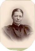Louise Wesslén, född 1839 död 1922. Född Gabrielsdotter/Hedberg. 
Innehavare av kappaffären E. L Wessléns änka.