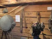 Hembygdsmuseet Uppgården; Adelsö; innervägg; årtal