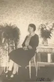 Anna Hasselberg sitter för ett fotografi, taget antingen år 1925 eller 1926.

Fotografens adress står tryckt på framsidan, snett ovanför de handskrivna årtalen. Det står: 