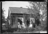 Familj framför stuga
