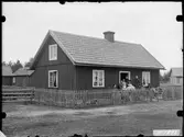 Sällskap framför hus