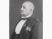Richard Jobson, bröstbild, iklädd frack med medaljer. Möjligen togs porträttet 1927 i samband med hans 50-årsfirande. Han var äldste son till konsul Richard Jobson och utbildade sig till ingenjör. Han arbetade bland annat som för verkställande direktör för Yngeredsfors Kraft AB i Göteborg 1905–1908, tillika elektrisk inspektör vid Stora Kopparbergs Bergslags AB i Falun 1903–1908 och chef för AEG Electrical Co. Ltd i Newcastle upon Tyne från 1908. Där blev han överstelöjtnant i engelska armén och efter första världskriget blev han chef för britternas elektriska och mekaniska anläggningar i dåvarande Mesopotamien, regionen Irak inom det Osmanska riket. Hans hustru Lisa dog där i Basrah 1921. Se även bildnr GB3_3811 och GB3_3814.