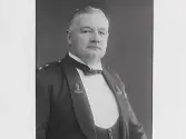 Richard Jobson, bröstbild, iklädd frack med medaljer. Möjligen togs porträttet 1927 i samband med hans 50-årsfirande. Han var äldste son till Richard och Emily Jobson och utbildade sig till ingenjör. Han arbetade bland annat som för verkställande direktör för Yngeredsfors Kraft AB i Göteborg 1905–1908, tillika elektrisk inspektör vid Stora Kopparbergs Bergslags AB i Falun 1903–1908 och chef för AEG Electrical Co. Ltd i Newcastle upon Tyne från 1908. Där blev han överstelöjtnant i engelska armén och efter första världskriget blev han chef för britternas elektriska och mekaniska anläggningar i dåvarande Mesopotamien, regionen Irak (Persien före 1935) inom det Osmanska riket. Hans hustru Lisa dog där i Basrah 1921. Se även bildnr GB3_3811 och GB3_3814.