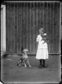 Flicka med hund och katt