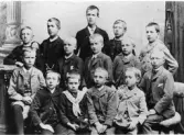 Skolfoto av elever i Falkenbergs Pedagogi höstterminen 1890: Ossian Lundström, Axel Andersson, Karl Bengtsson-Bennedick, Sten Svensson, Martin Andersén, Ragnar Larsson, Gösta Runnerström, Gustaf Dahlqvist, Hilding Johnsson, Karl Rohlin, Georg Larsson och Olof Rohlin. Okänd fotograf.