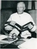 Dalskog, Flathult. Edgar Andersson betraktar en vargsax