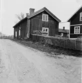 Grytnäs. Norr Nävde. Norrgårds gård, gamla stugans gavel i mitten. 1930.