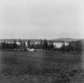 Garpbenberg. Från Simas i Kaspersbo. Smältarmossgruvans lave och kyrkan på andra sidan Dammsjön. 1929.