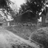 Grytnäs. Månsbo. F. d. stolphärbre sammanbyggt med bod över en källare. Härbret är från ca 1600-talet. 1930.