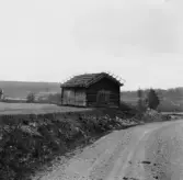 Grytnäs. Stusshyttan. Lada med halmtak. Stusshyttans gårdar i bakgrunden. 1930.