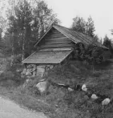 Grytnäs. Stusshyttan. Källarbod av rundtimmer. 1930.