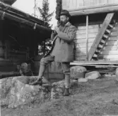 Leksand. Tällberg. Storgården, Holen. Bilden visar Karl-Erik Forsslund.
Förmodad fotograf, Gustaf Ankarcrona.