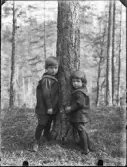 Två barn i skogen